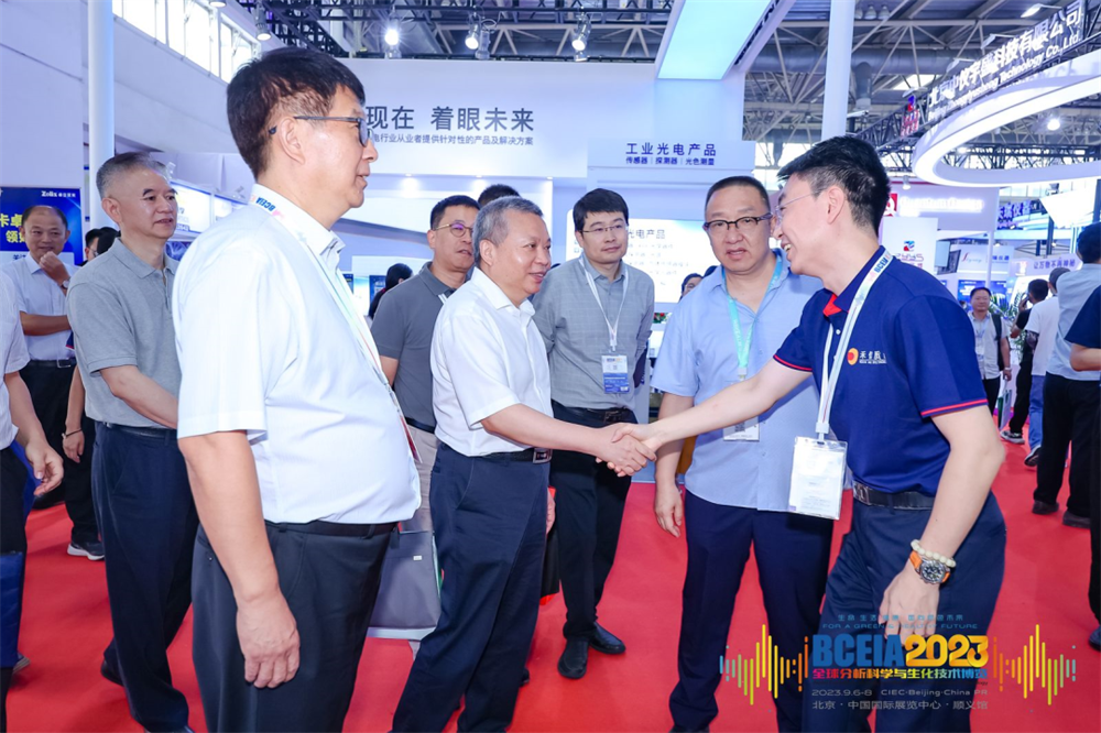 國家國防科技工業(yè)局局長張克儉蒞臨禾信儀器展臺參觀指導